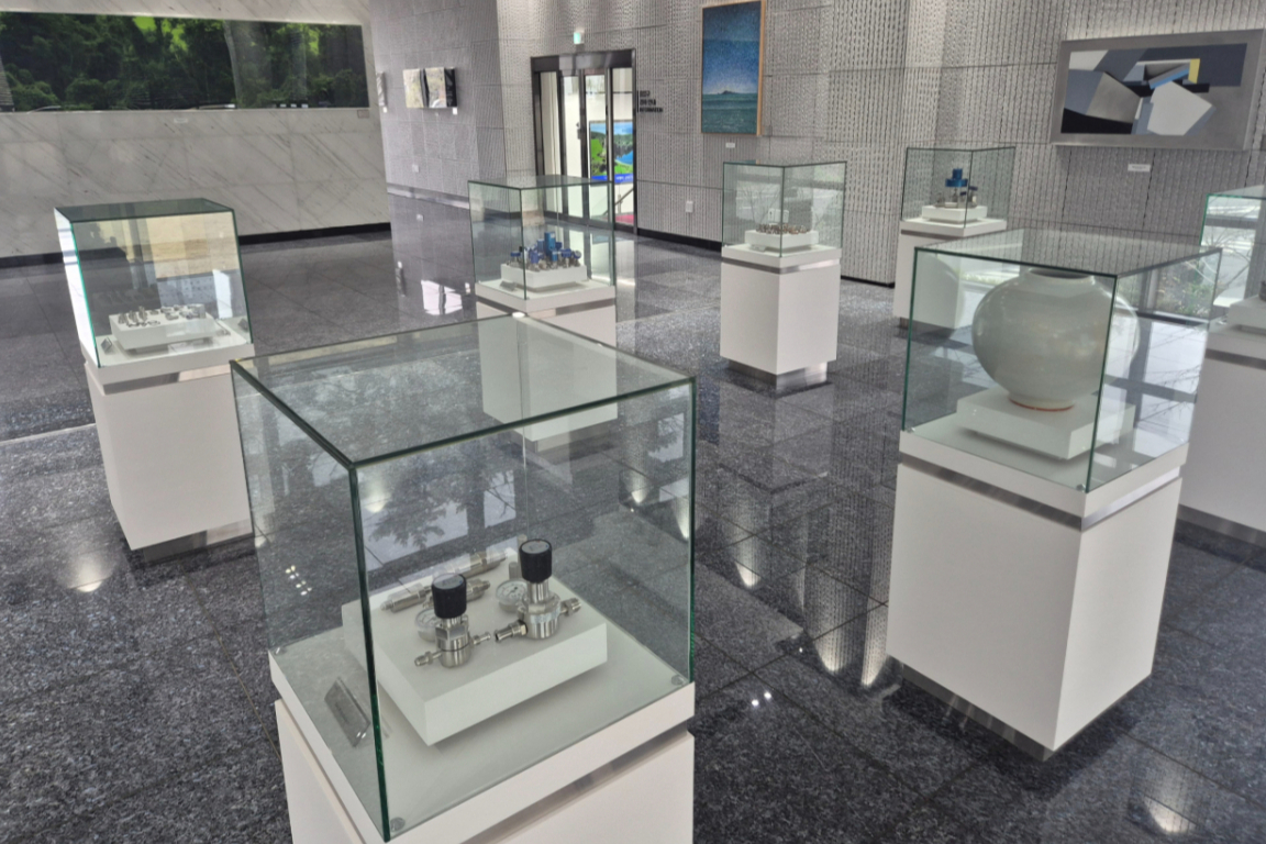 비엠티 사무동 1층 전시관에 전시된 비엠티 제품과 달항아리./사진=김평화 기자