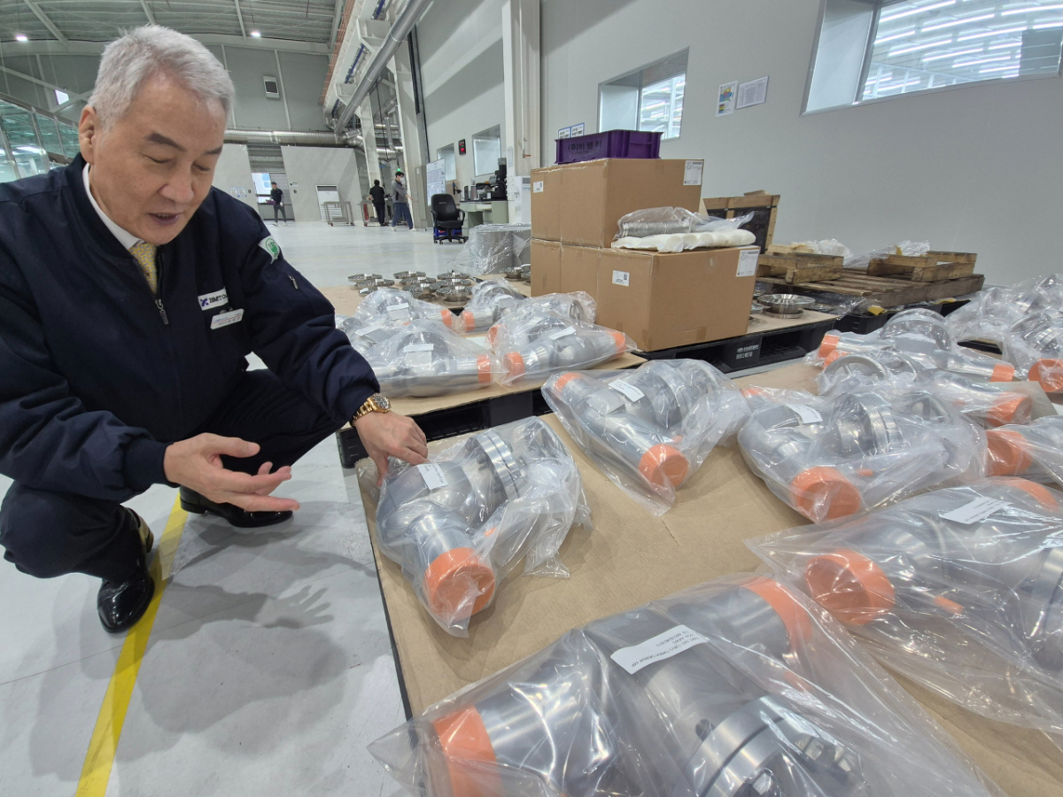 윤종찬 비엠티 대표가 부산 기장군 공장 클린룸에서 포장돼 나온 제품을 설명하고 있다./사진=김평화 기자