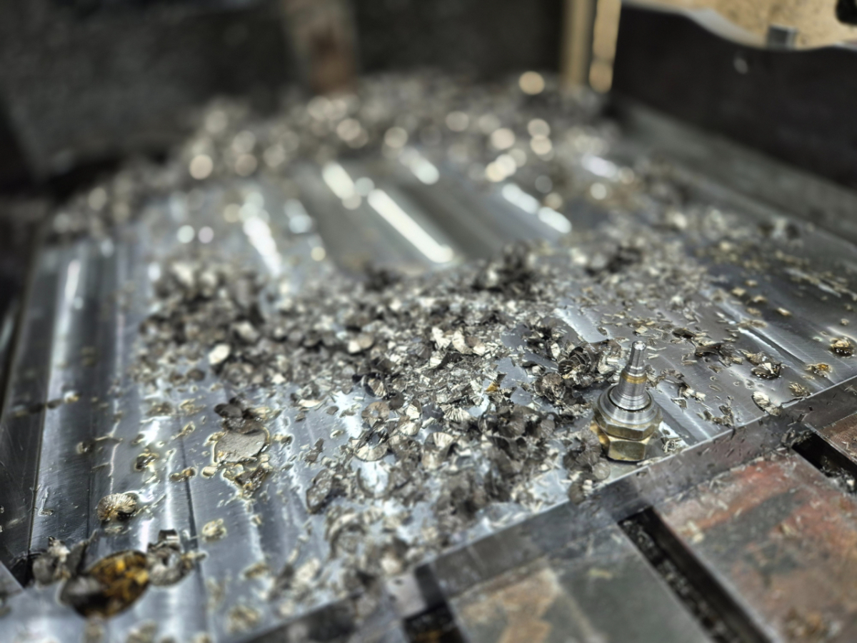 피팅 밸브 제조 이후 작업 잔해물./사진=김평화 기자