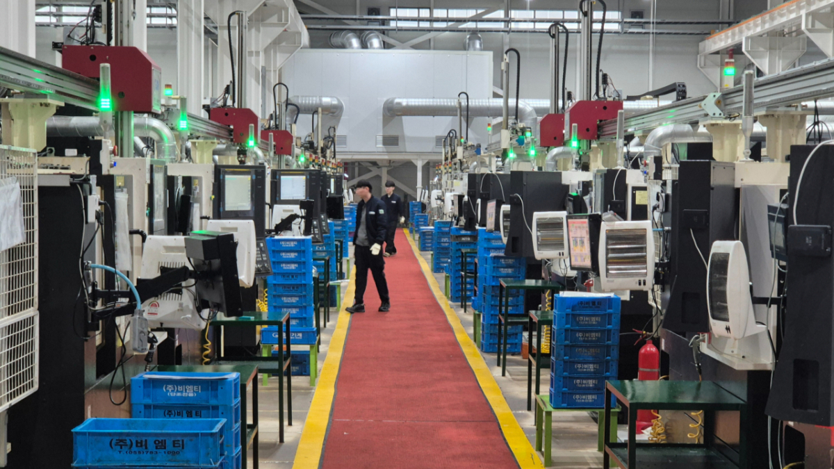 비엠티의 소형 계장용·반도체용 피팅·밸브 공장에서 CNC가 가동중인 모습./사진=김평화 기자 