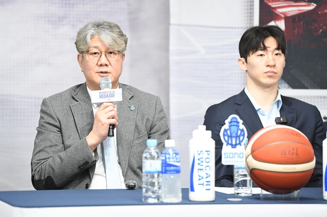 손창환(왼쪽) 고양 소노 감독과 이정현. /사진=KBL 제공