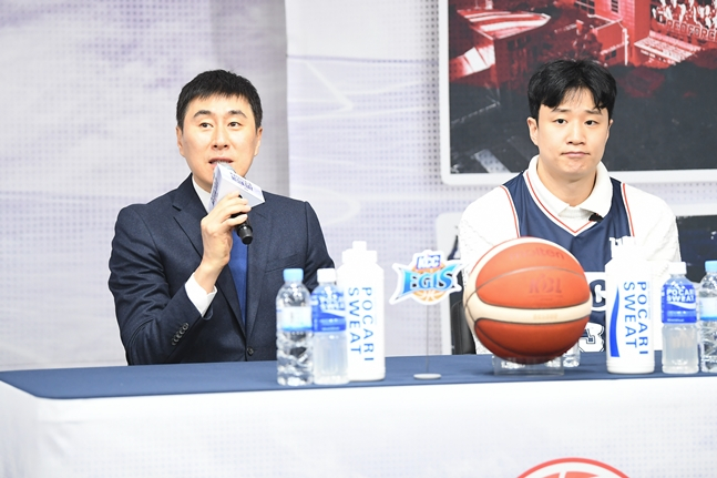 이상민(왼쪽) 부산KCC 감독과 허웅. /사진=KBL 제공