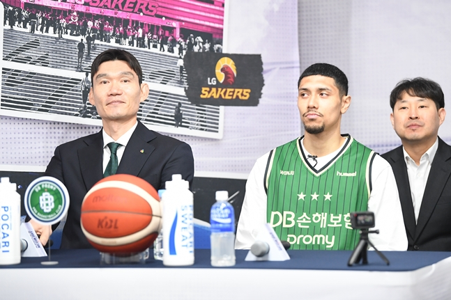 김주성(왼쪽) 원주DB 감독과 이선 알바노. /사진=KBL 제공