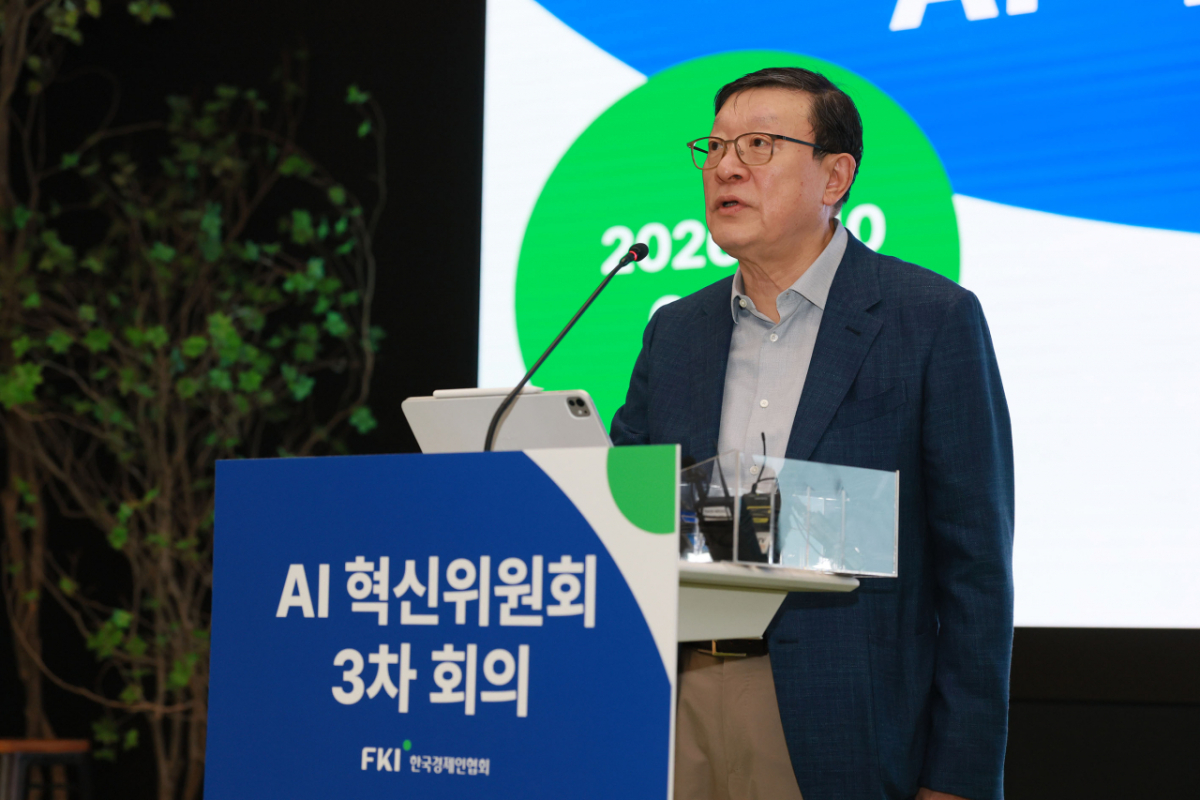 허태수 한국경제인협회(한경협) 인공지능(AI) 혁신위원회 위원장(GS그룹 회장)이 17일 오전 서울 여의도 FKI 컨퍼런스센터에서 열린 AI 혁신위원회 2차 회의에서 인사말을 하고 있다. /사진=뉴스1 /사진=(서울=뉴스1) 박정호 기자