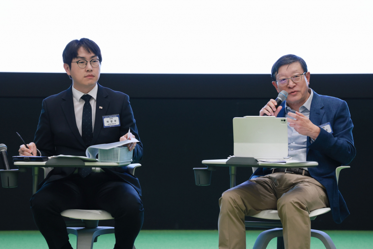 허태수 AI 혁신위원회 위원장이 10일 강남구 GS타워에서 열린 ‘AI 혁신위원회 3차 회의’에 참석해 발언하고 있다. 사진 왼쪽부터 하정우 대통령비서실 인공지능미래기획수석비서관, 허태수 AI 혁신위원회 위원장(GS 회장) /사진제공=한국경제인협회
