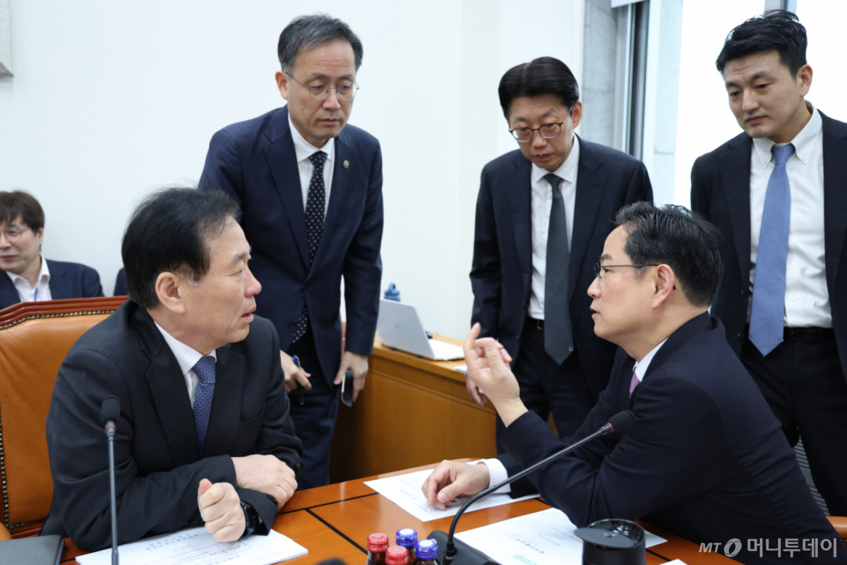 (서울=뉴스1) 신웅수 기자 = 박수영 소위원장과 정태호 더불어민주당 간사가 10일 서울 여의도 국회에서 열린 재정경제기획위원회 조세소위원회에서 이형일 재정경제부 1차관과 대화하고 있다. 2026.4.10/뉴스1  Copyright © 뉴스1. All rights reserved. 무단 전재 및 재배포,  AI학습 이용 금지. /사진=(서울=뉴스1) 신웅수 기자