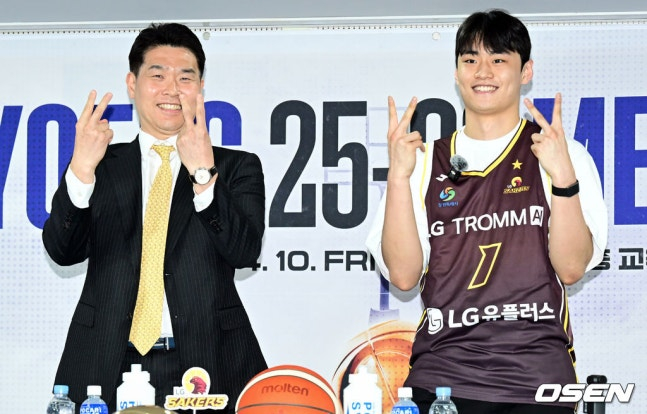 조상현(왼쪽) 감독과 유기상이 손가락 2개를 펼쳐보이고 있다.  /사진=OSEN