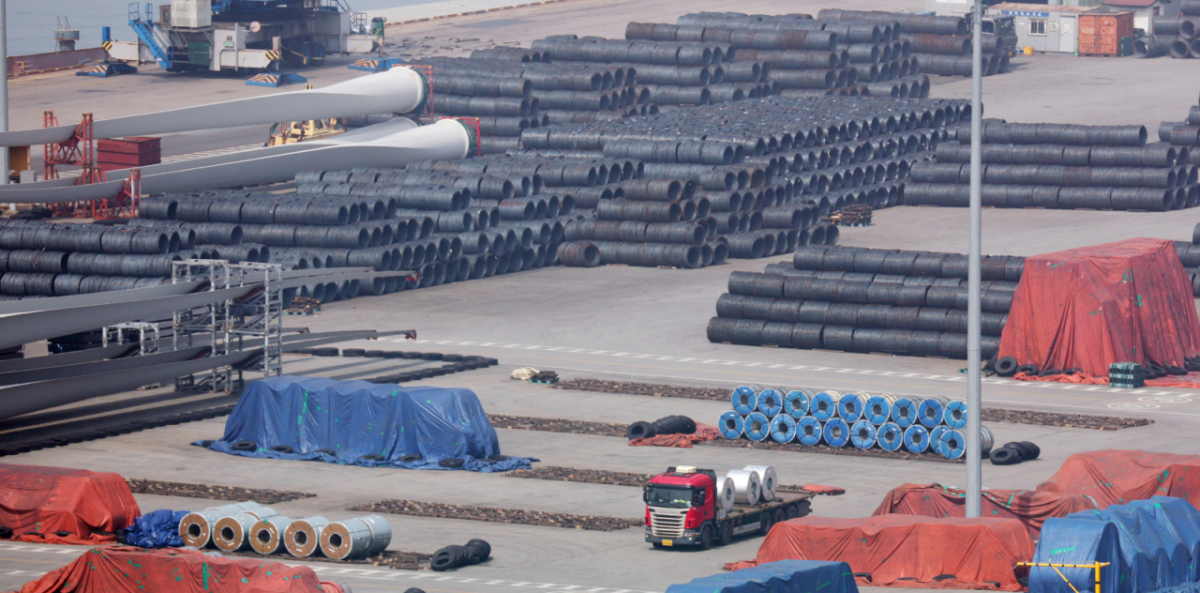 경기 평택시 포승읍 평택항에 철강제품이 쌓여있다./사진제공=뉴스1