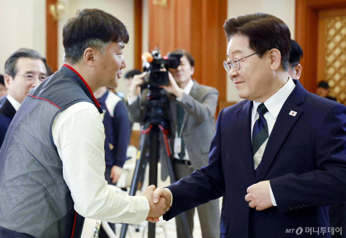 [서울=뉴시스] 최동준 기자 = 이재명 대통령이 10일 청와대에서 열린 민주노총 초청 간담회에서 양경수 민주노총 위원장과 악수하고 있다. 2026.04.10. photocdj@newsis.com /사진=최동준