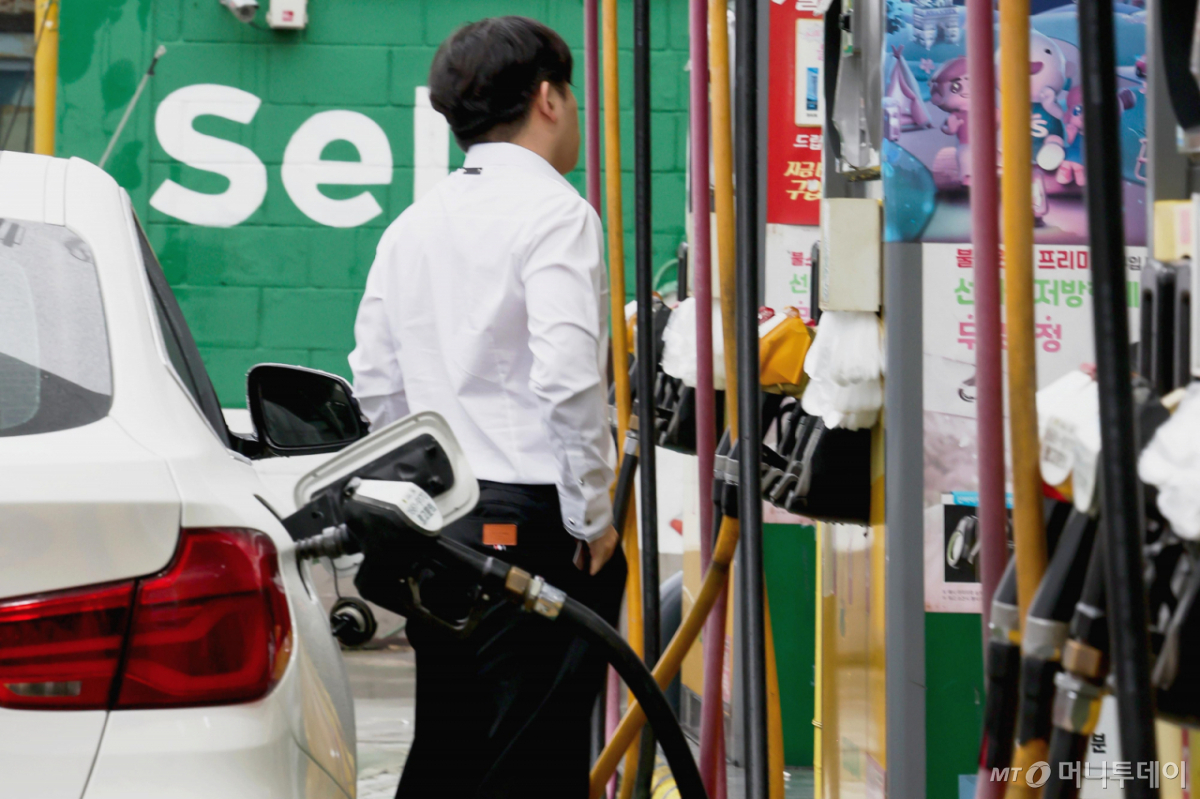 (서울=뉴스1) 조연우 인턴기자 = 석유 최고가격제 3차 동결이 시행된 10일 서울 시내 한 주유소에서 시민이 주유를 하고 있다. 정부는 국제유가 하락세를 반영해 기존 수준을 유지하고, 앞으로 2주간 리터당 휘발유 1934원, 경유 1923원, 등유 1530원의 최고가격 적용한다. 2026.4.10/뉴스1  Copyright © 뉴스1. All rights reserved. 무단 전재 및 재배포,  AI학습 이용 금지. /사진=(서울=뉴스1) 조연우 인턴기자