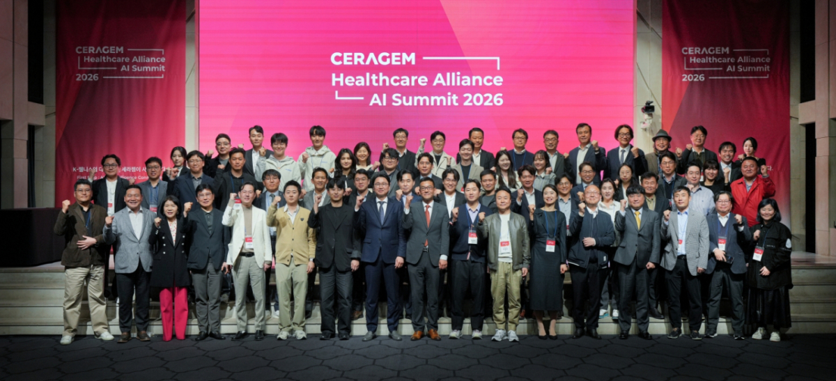 세라젬 '헬스케어 얼라이언스 AI 서밋'에서 기념 사진을 촬영하고 있는 참여자들. 약  70개 파트너사와 120여명이 참석했다. /사진제공=세라젬