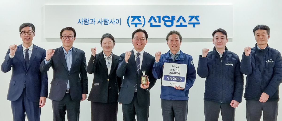 심욱기 법인납세국장(왼쪽에서 네번째)와 김규식 선양소주 대표이사(오른쪽에서 세번째) K-SULL 어워드 수상 기념으로 우수 주류 인증 명판을 수여하고 관계자들과 기념사진을 찍고 있다./사진=국세청 제공. 