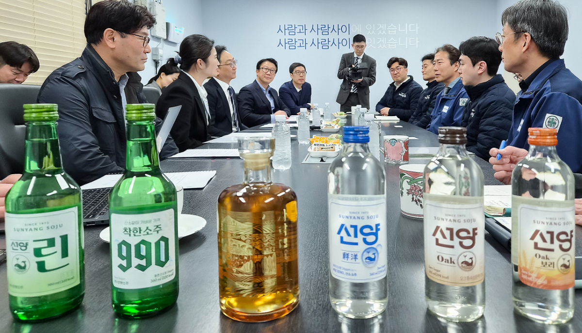 국세청 관계자와 선양소주 대표이사와 관계자들이 간담회를 하고 있다. 앞에 진열된 술들은 최근 선양소주의 대표제품들이다. /사진=국세청 제공. 