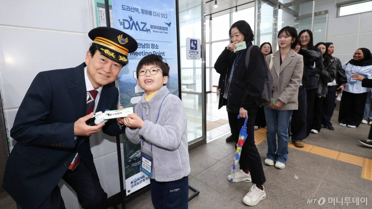 (서울=뉴스1) = 정동영 통일부장관이 10일  서울역에서 '도라산역, 평화를 다시 잇다'  DMZ 평화이음 열차 운행 재개 기념식에서  승차권 개찰 행사를 하고 있다. (청사기자단) 2026.4.10/뉴스1  Copyright © 뉴스1. All rights reserved. 무단 전재 및 재배포,  AI학습 이용 금지. 