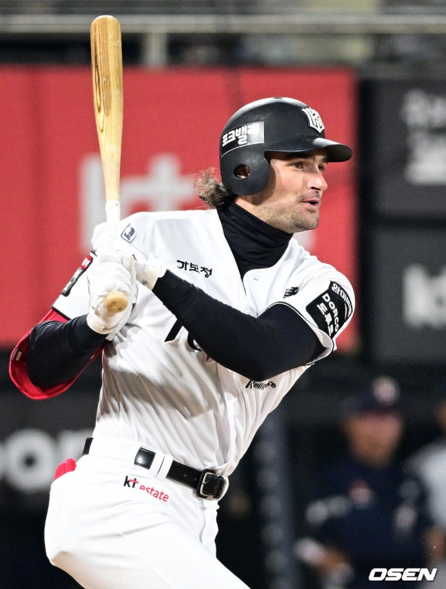 KT 샘 힐리어드가 10일 수원KT위즈파크에서 열린 2026 신한 SOL KBO 리그 정규시즌 홈경기 7회말 동점 적시타를 치고 있다.