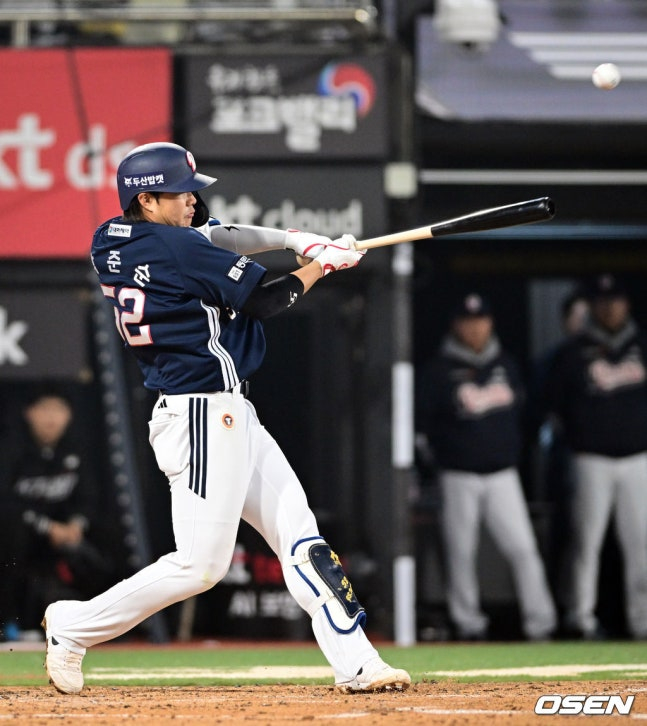 두산 박준순이 10일 수원KT위즈파크에서 열린 2026 신한 SOL KBO 리그 정규시즌 방문 경기 3회초 1사 2루에서 좌익선상1타점 2루타를 날리고 있다.