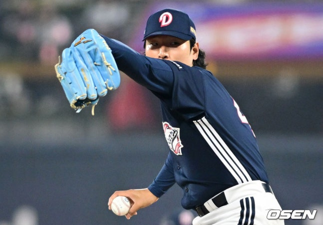 두산 곽빈이 10일 수원KT위즈파크에서 열린 2026 신한 SOL KBO 리그 정규시즌 방문 경기에서 역투하고 있다.