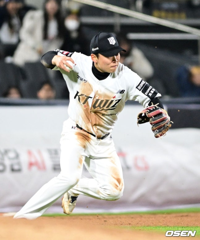 KT 3루수 류현인이 10일 수원KT위즈파크에서 열린 2026 신한 SOL KBO 리그 정규시즌 홈경기 5회초 무사 1루에서 두산 박찬호의 타구를 더블플레이로 연결하고 있다