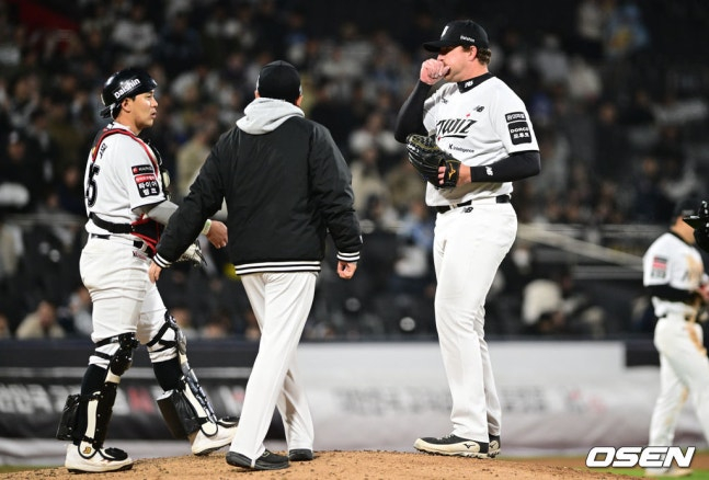 KT 선발 맷 사우어(맨 오른쪽)이 10일 수원KT위즈파크에서 열린 2026 신한 SOL KBO 리그 정규시즌 홈경기에서 강판당하고 있다.