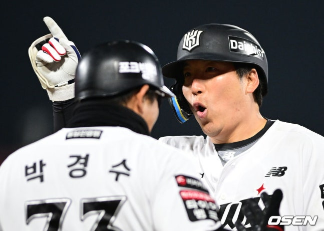 KT 김현수가 10일 수원KT위즈파크에서 열린 2026 신한 SOL KBO 리그 정규시즌 홈경기 7회말 1사 만루에서 적시타를 치고 환호하고 있다.