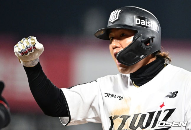KT 김상수가 10일 수원KT위즈파크에서 열린 2026 신한 SOL KBO 리그 정규시즌 홈경기 8회말 1사 1루에서 KT 김상수가 안타를 날린 뒤 세리머니를 하고 있다.