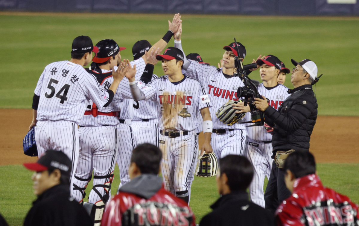 2026 신한 SOL KBO리그 LG 트윈스 대 KIA 타이거즈 경기가 2일 서울 잠실야구장에서 열렸다. 박해민을 비롯한 LG 선수들이 KIA에 2-1 승리 후 기쁨을 나누고 있다. /사진=김진경 대기자