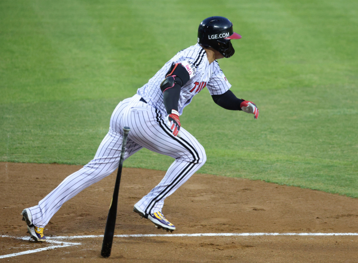 2026 신한 SOL Bank KBO리그 LG 트윈스 대 KIA 타이거즈 경기가 1일 서울 잠실야구장에서 열렸다. LG 오지환이 1회말 1사 만루에서 1타점 내야땅볼을 날리고 질주하고 있다. /사진=김진경 대기자