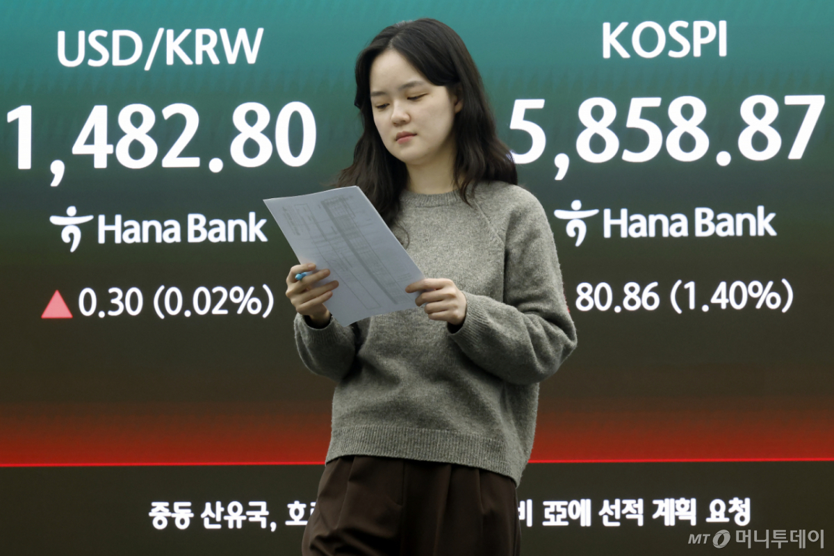 미국과 이란의 대면 휴전 협상에 대한 기대감에 코스피와 코스닥이 동반 상승세를 보인 10일 오후 서울 중구 하나은행 딜링룸 전광판에 코스피 등 종가가 표시되고 있다. /사진=뉴스1