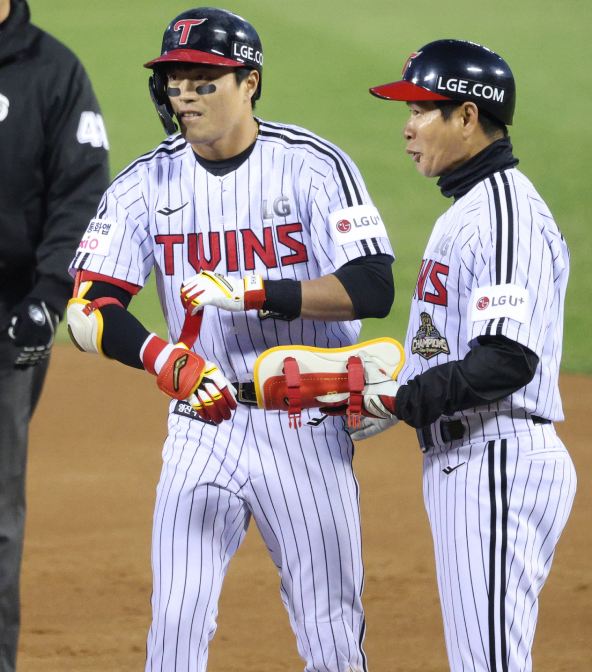 LG 천성호가 지난 2일 KIA전에서 2회말 1타점 적시타를 날리고 출루하고 있다. /사진=김진경 대기자