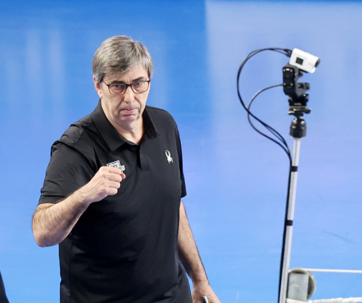 현대 블랑 감독이 8일 천안유관순체육관에서 열린 진에어 2025-2026 V리그 챔피언결정전 대한항공과 현대캐피탈 4차전에서 주먹을 불끈 쥐며 자축하고 있다. /사진=강영조 선임기자