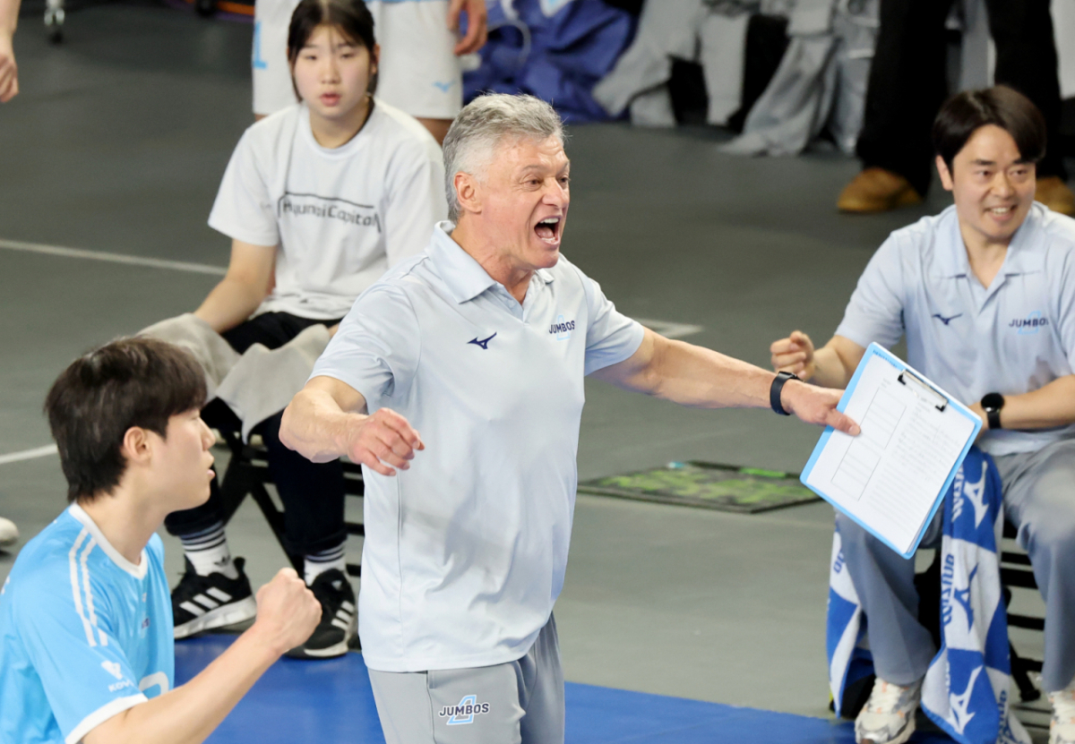 대한항공 헤난감독이 8일 천안유관순체육관에서 열린 진에어 2025-2026 V리그 챔피언결정전 대한항공과 현대캐피탈 4차전에서 득점에 환호하고 있다. /사진=강영조 선임기자