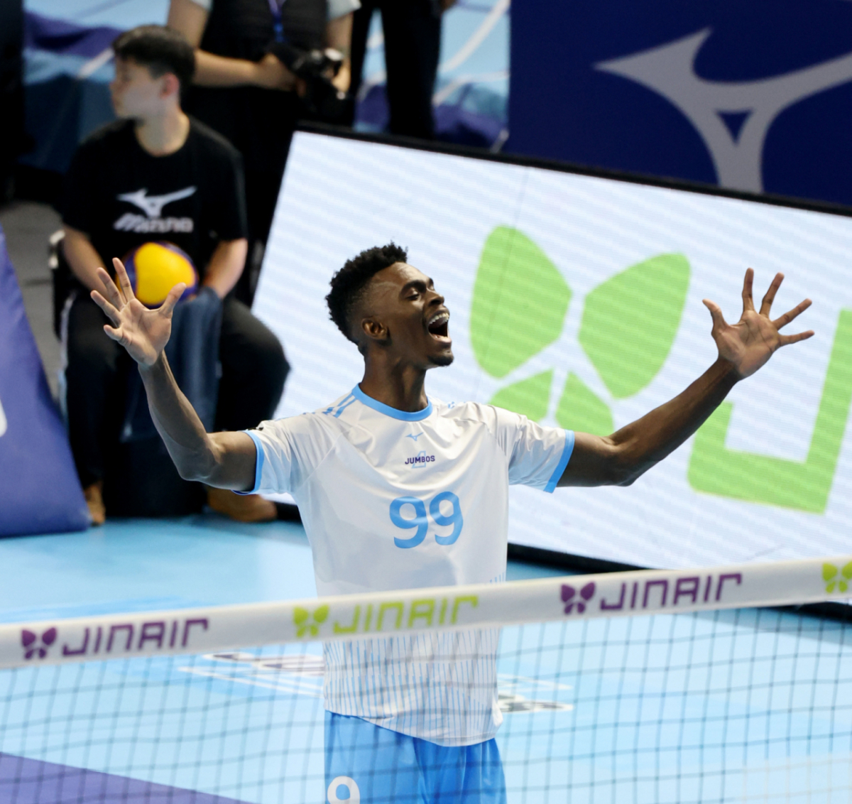 대한항공 마쏘가 10일 인천 계양체육관에서 열린 진에어 2025-2026 V리그 챔피언결정전 대한항공과 현대캐피탈 5차전에서 서브에이스를 기록한 뒤 기뻐하고 있다. /사진=강영조 cameratalks@