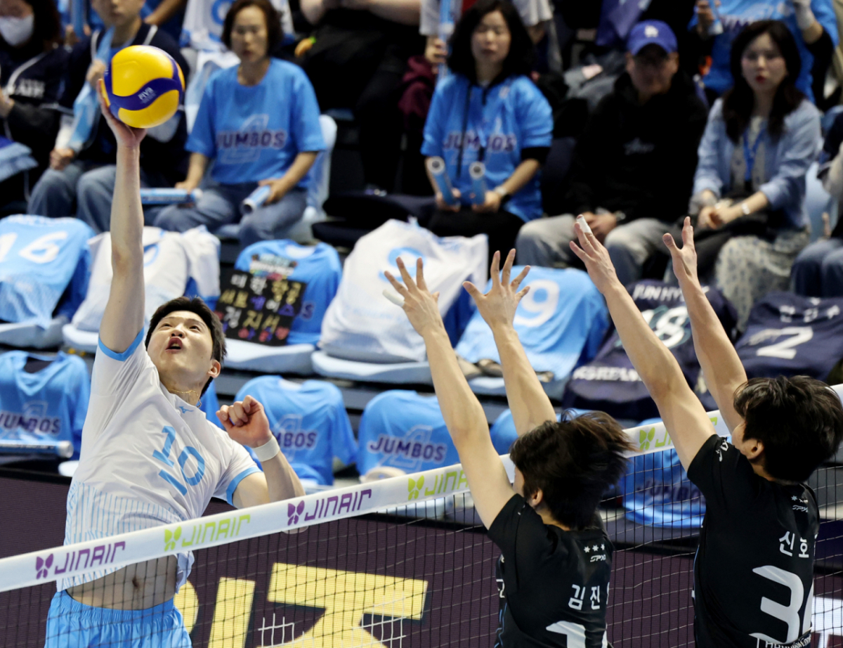 대한항공 정지석이 10일 인천 계양체육관에서 열린 진에어 2025-2026 V리그 챔피언결정전 대한항공과 현대캐피탈 5차전 에서 블로킹 터치아웃을 시도하고 있다. /사진=강영조 선임기자