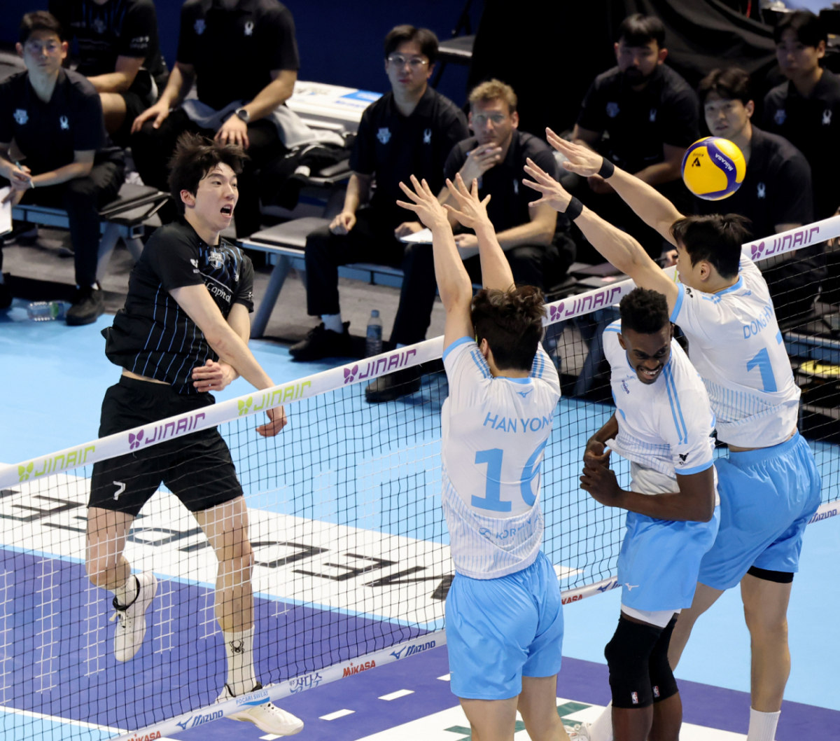 10일 인천 계양체육관에서 열린 진에어 2025-2026 V리그 챔피언결정전 대한항공과 현대캐피탈 경기 모습. /사진=강영조 선임기자