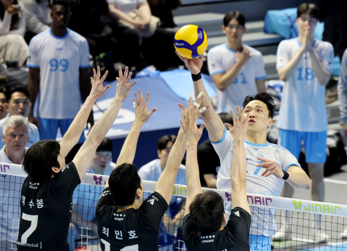대한항공 임동혁이 10일 인천 계양체육관에서 열린 진에어 2025-2026 V리그 챔피언결정전 대한항공과 현대캐피탈 5차전 에서 연타를 시도하고 있다. /사진=강영조 선임기자