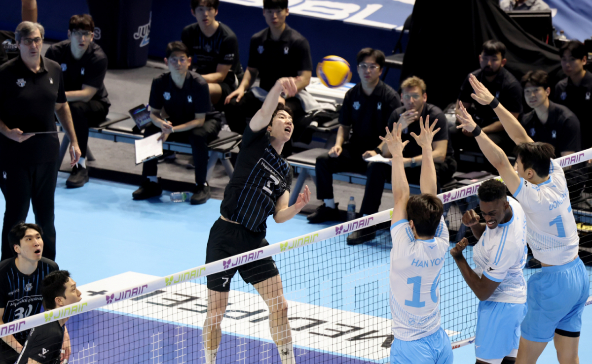 현대 허수봉이 10일 인천 계양체육관에서 열린 진에어 2025-2026 V리그 챔피언결정전 대한항공과 현대캐피탈 5차전 대한항공 삼중블로킹에 강타를 터트리고 있다. /사진=강영조 선임기자