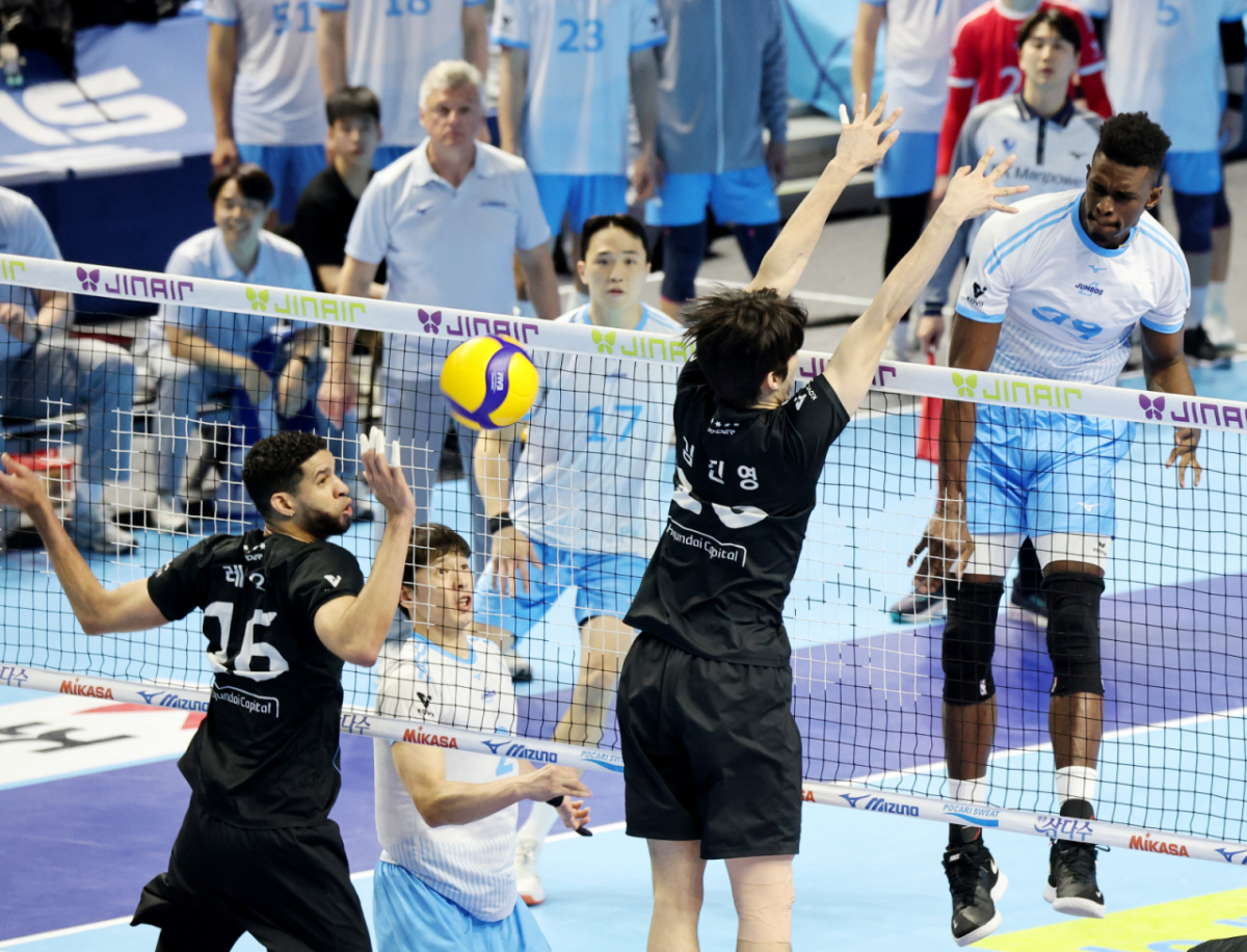 대한항공 마쏘가 10일 인천 계양체육관에서 열린 진에어 2025-2026 V리그 챔피언결정전 대한항공과 현대캐피탈 5차전 에서 레오 김진영 이중블로킹을 따돌리며 공격을 성공하고 있다. /사진=강영조 선임기자