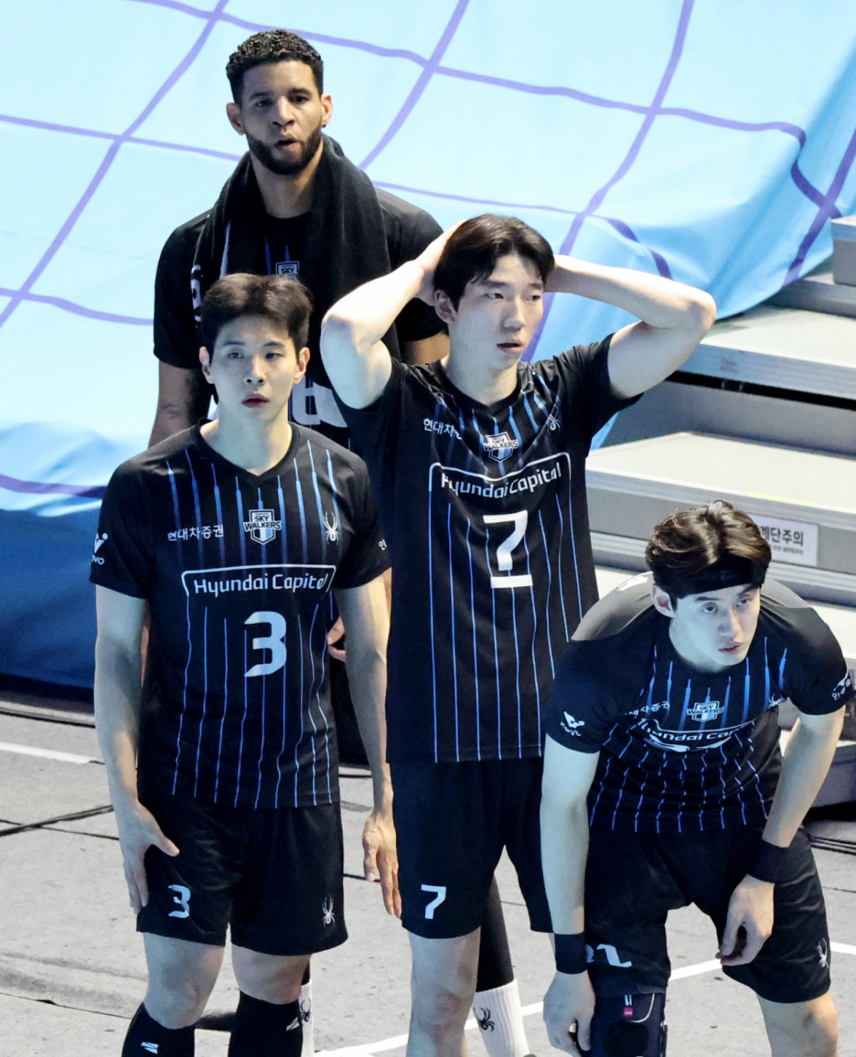 10일 인천 계양체육관에서 열린 진에어 2025-2026 V리그 챔피언결정전 대한항공과 현대캐피탈 경기에서 아쉬워하고 있는 현대캐피탈 선수들. /사진=강영조 선임기자