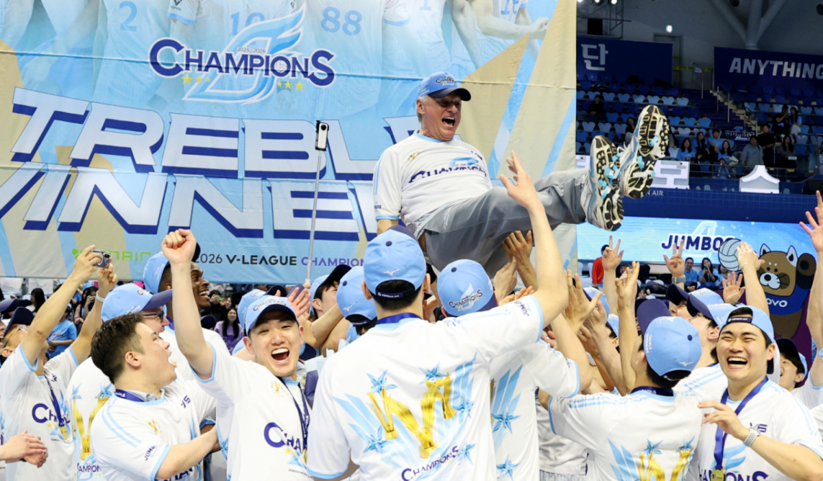 대한항공 헤난 감독10일 인천 계양체육관에서 열린 진에어  2025-2026 V리그 챔피언결정전 대한항공과 현대캐피탈 5차전에서 승리하며 우승한 후 선수들의 헹가래를 받고 있다. /사진=강영조 선임기자