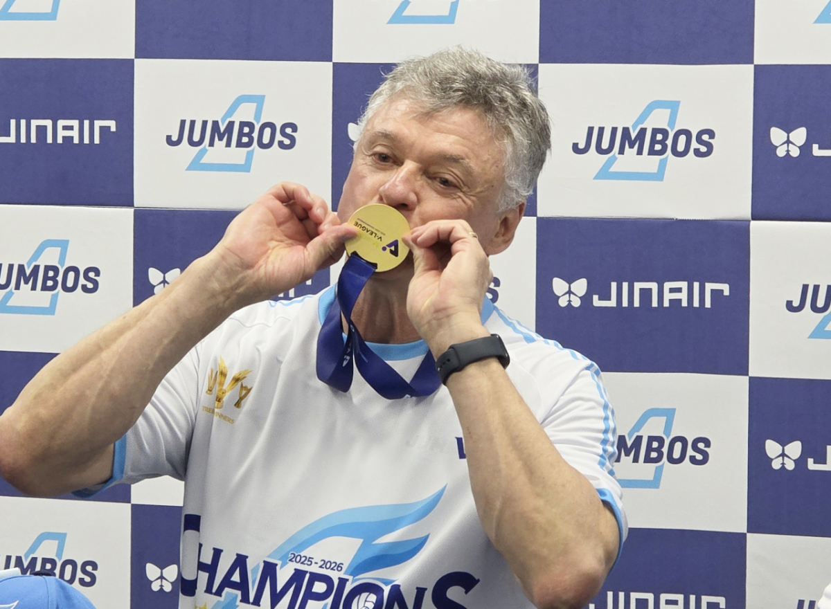 헤난 달 조토 대한항공 감독이 10일 인천계양체육관에서 진행된 우승 기자회견에서 우승 메달에 입을 맞추며 기뻐하고 있다. /사진=김명석 기자