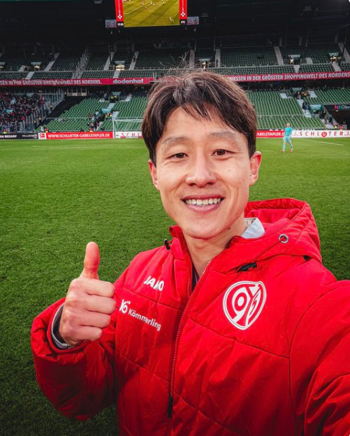 이재성이 승리 후 엄지를 치켜 올리고 있다. /사진=마인츠 공식 SNS 갈무리