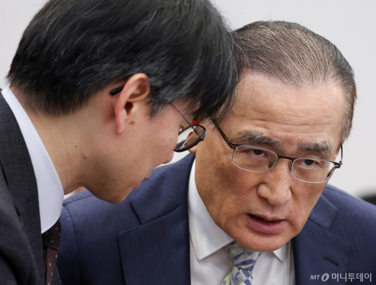 [서울=뉴시스] 최동준 기자 = 위성락 안보실장이 5일 청와대에서 열린 수석보좌관회의에서 관계자와 대화를 하고 있다. 2026.02.05. photocdj@newsis.com /사진=