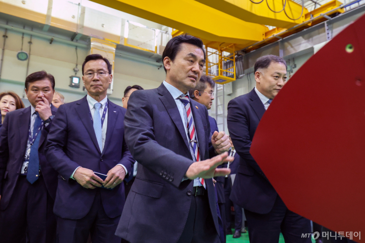 (서울=뉴스1) = 안규백 국방부 장관이 10일 오후 LIG D&A 대전하우스를 방문해 방산 공급망의 운영 현황을 점검하고 있다. (국방부 제공. 재판매 및 DB 금지)  2026.4.10/뉴스1  Copyright © 뉴스1. All rights reserved. 무단 전재 및 재배포,  AI학습 이용 금지. 