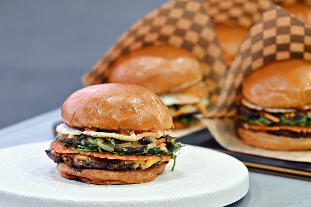 제스티살룬의 '돌솥비빔버거' /사진제공=삼성웰스토리