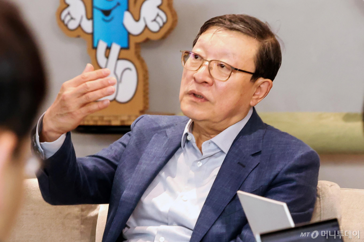 (서울=뉴스1) 조연우 인턴기자 = 10일 오후 서울 강남구 GS타워에서 진행된 AI 혁신위원회 3차 회의에서 허태수 AI 혁신위원회 위원장이 회의에 앞서 백브리핑을 하고 있다. 2026.4.10/뉴스1  Copyright © 뉴스1. All rights reserved. 무단 전재 및 재배포,  AI학습 이용 금지. /사진=(서울=뉴스1) 조연우 인턴기자