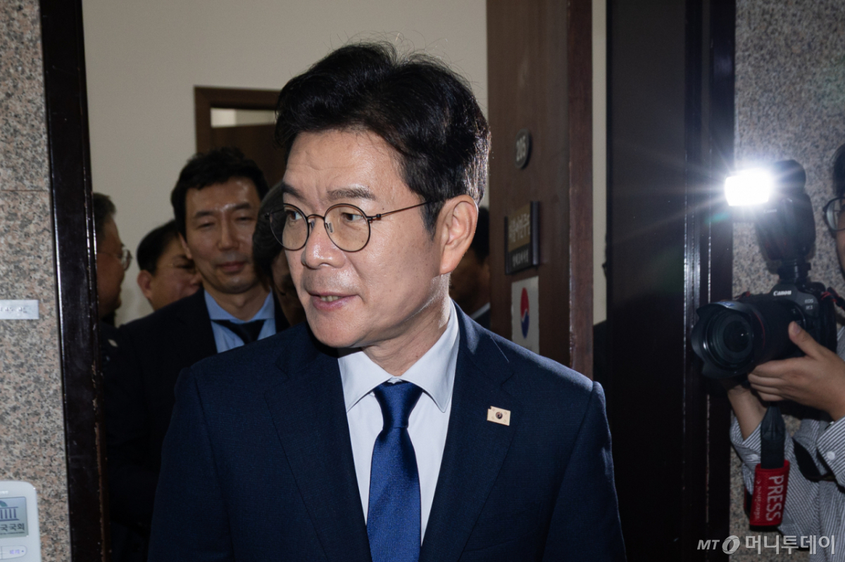 (서울=뉴스1) 유승관 기자 = 6.3 지방선거 더불어민주당 서울시장 후보로 선출된 정원오 전 성동구청장이 10일 서울 여의도 국회에서 정청래 대표와 면담을 마친 후 당대표실을 나서고 있다. 2026.4.10/뉴스1  Copyright © 뉴스1. All rights reserved. 무단 전재 및 재배포,  AI학습 이용 금지. /사진=(서울=뉴스1) 유승관 기자