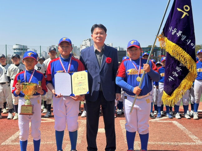 우승팀 서울 중대초. /사진=서울시야구소프트볼협회 제공