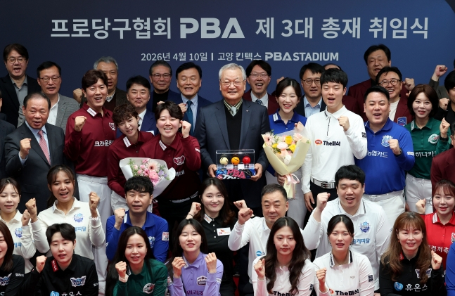 윤영달 PBA 신임 총재(가운데)가 PBA 대표 선수들과 함께 기념촬영을 하고 있다. /사진=PBA 투어 제공