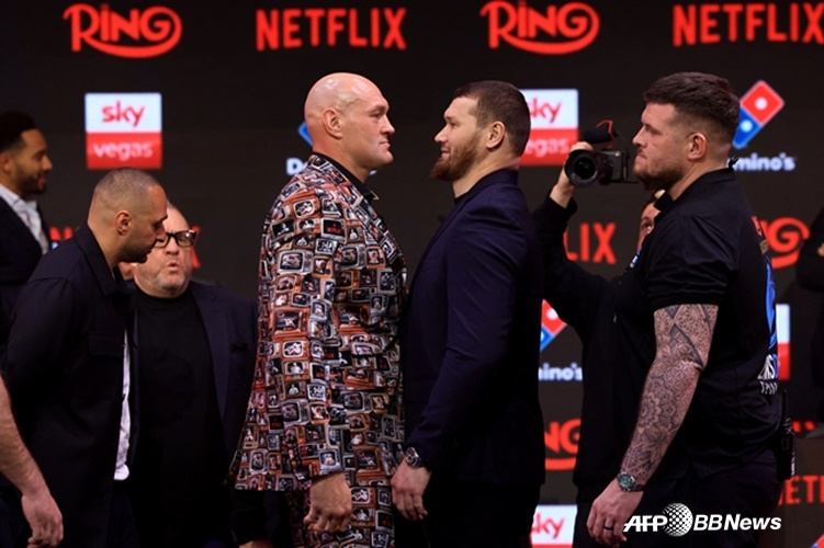 타이슨 퓨리(왼쪽)와 아슬란벡 마흐무도프. /AFPBBNews=뉴스1