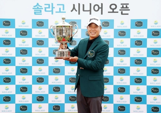 이남용이 10일 2026시즌 KPGA 챔피언스투어 개막전 '2026 솔라고 시니어 오픈'에서 우승을 차지하고 트로피를 들어올리고 있다. /사진=KPGA 제공